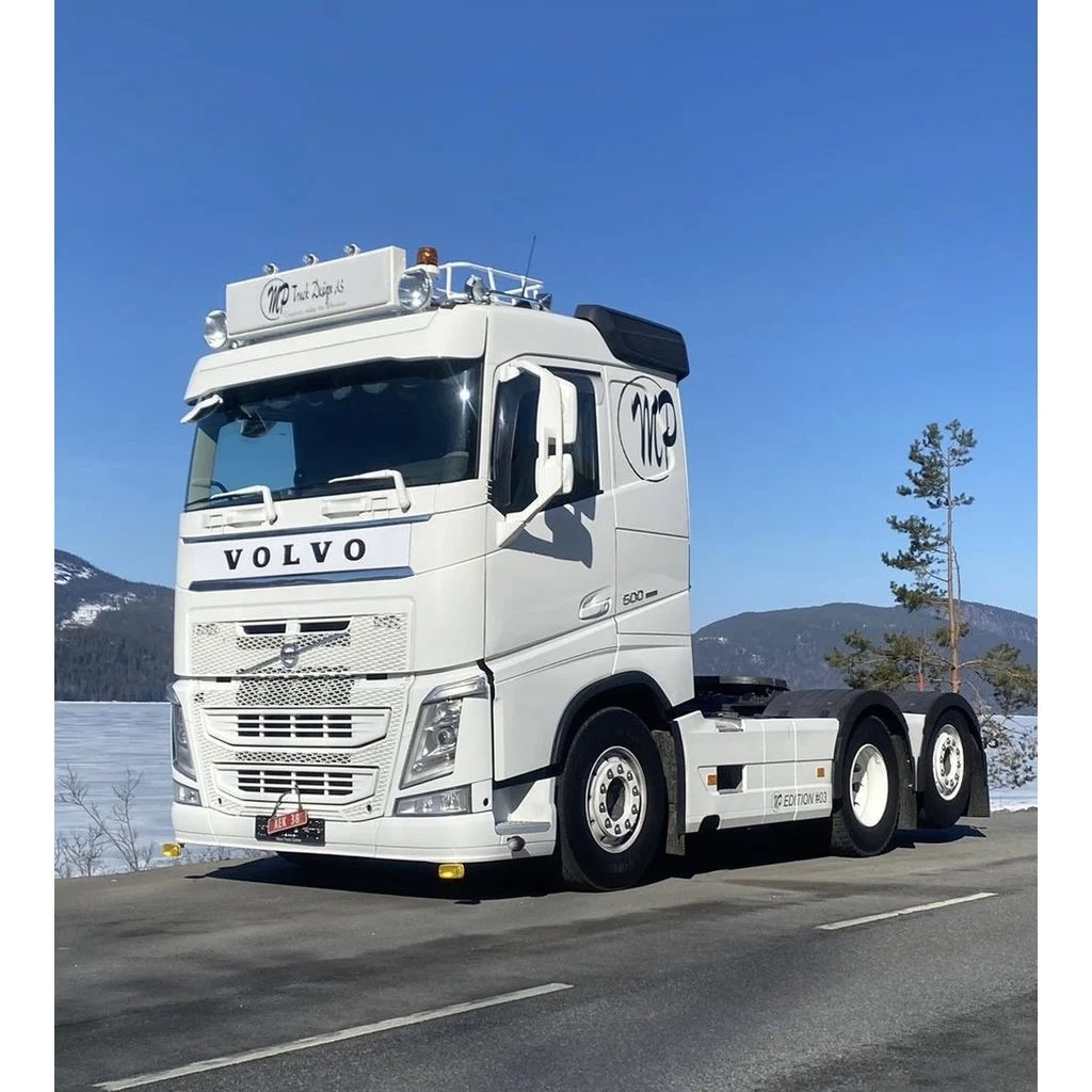 Solskydd för Volvo FH/FM och FMX i glasfiberarmerad plast från Truckstyle Sweden. Alla infästningar är samma som för originalsolskyddet. Det gäller även originalöverdelens infästning i solskyddet, vilket gör att monteringen blir mycket enkel.