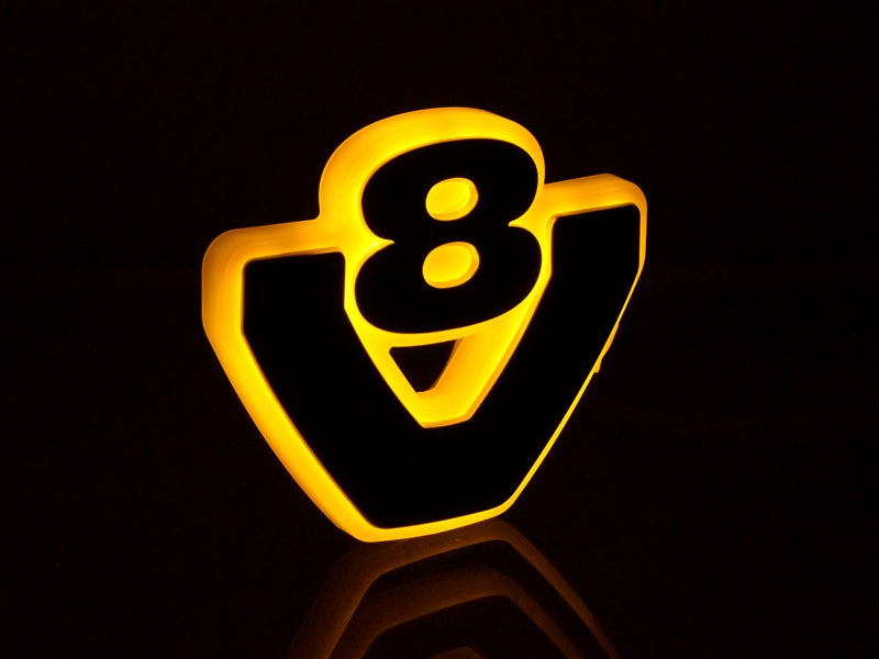 LED-belyst bakgrund som passar det stora V8-emblemet (123mm i bredd). Den ljusa basen ger en snygg neonkontur runt emblemet som kommer att synas dag och natt.