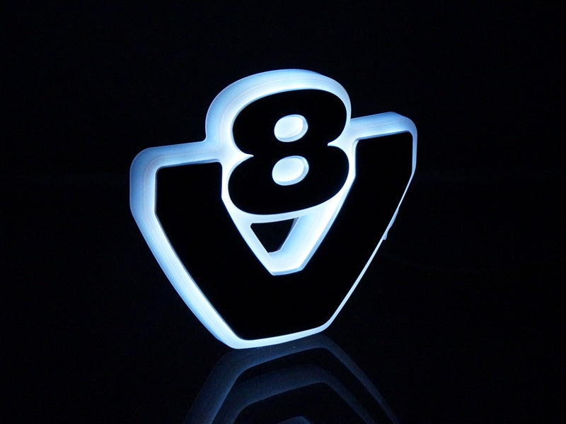 LED-belyst bakgrund som passar det stora V8-emblemet (123mm i bredd). Den ljusa basen ger en snygg neonkontur runt emblemet som kommer att synas dag och natt.