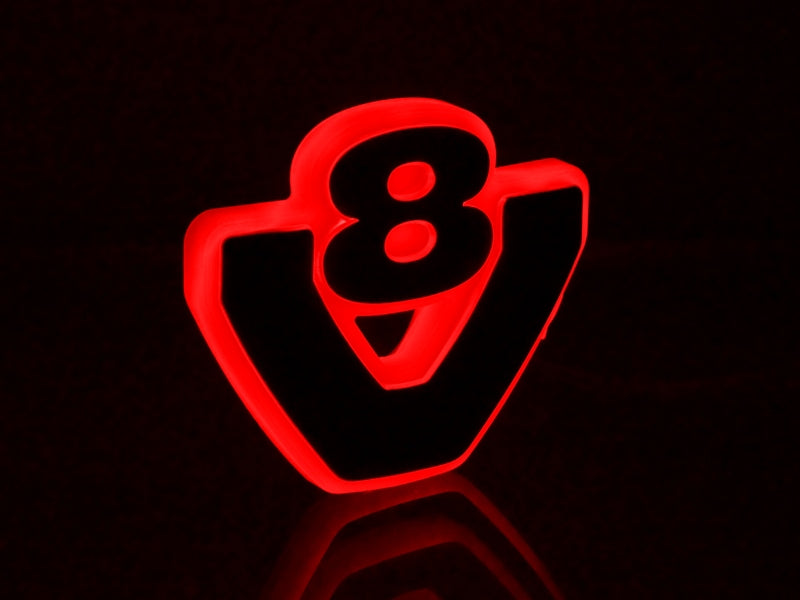 LED-belyst bakgrund som passar det stora V8-emblemet (123mm i bredd). Den ljusa basen ger en snygg neonkontur runt emblemet som kommer att synas dag och natt.