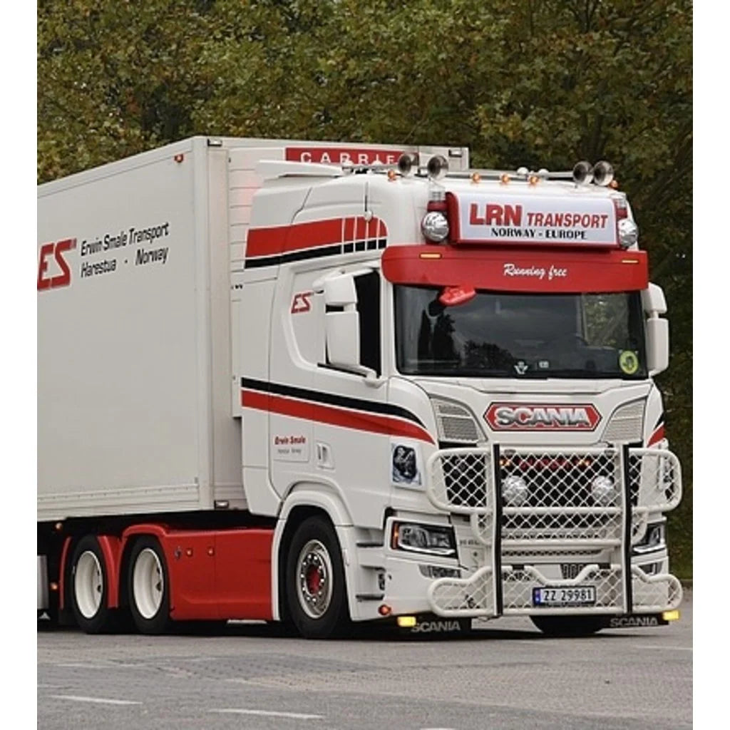 Solskydd bow för Scania NextGen i glasfiberarmerad plast från Truckstyle Sweden. Solskyddet har perfekt passform och passar alla NG-hytter (L-, P-, G-, R-, S- eller XT-serien). Alla infästningar är samma som för originalsolskyddet. Det gäller även originalöverdelens infästning i solskyddet, vilket gör att monteringen blir mycket enkel. Solskyddet levereras komplett (utan överdel) med fästen, monteringssats, spegelförlängare, eventuella distanser och monteringsanvisning.