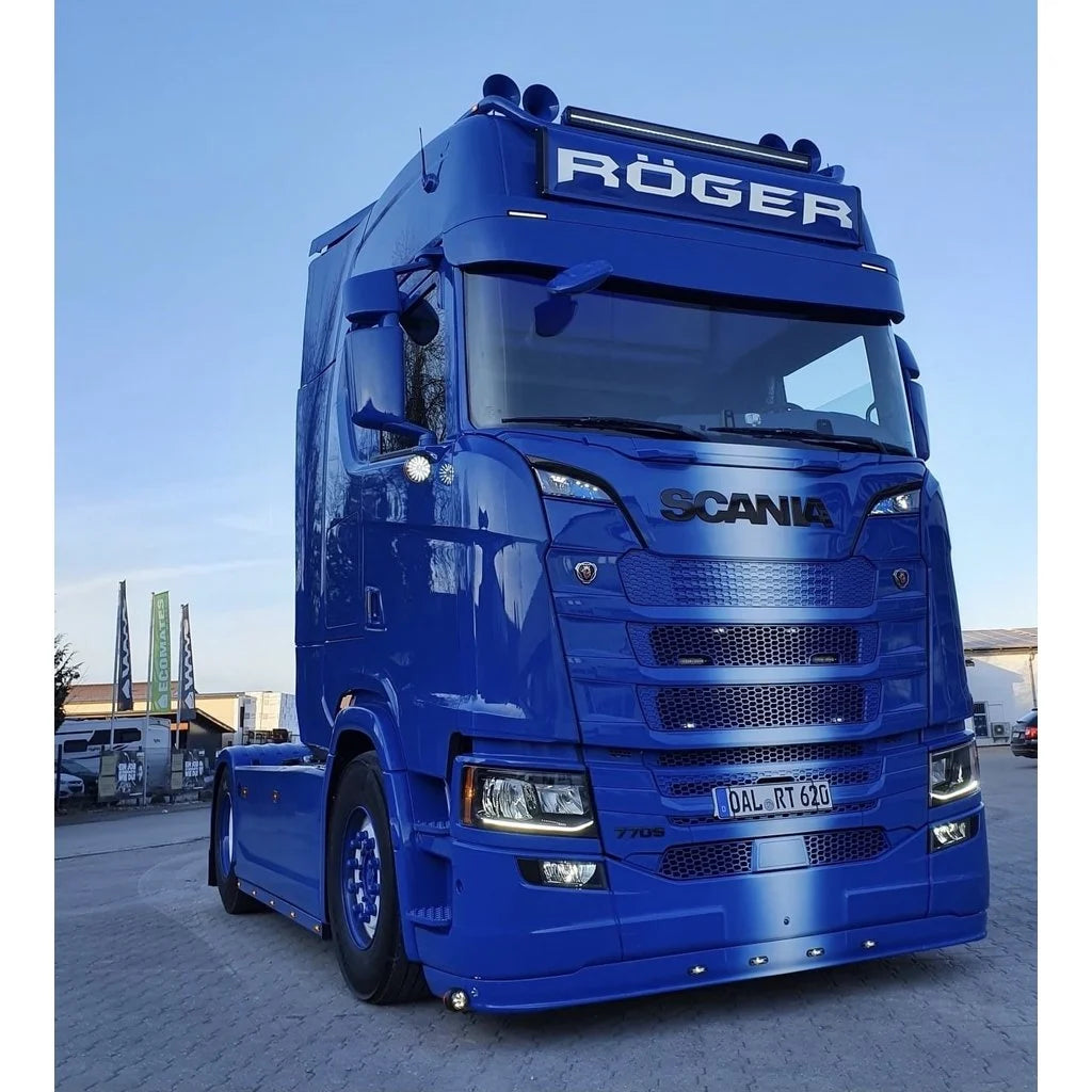 Solskydd bow för Scania NextGen i glasfiberarmerad plast från Truckstyle Sweden. Solskyddet har perfekt passform och passar alla NG-hytter (L-, P-, G-, R-, S- eller XT-serien). Alla infästningar är samma som för originalsolskyddet. Det gäller även originalöverdelens infästning i solskyddet, vilket gör att monteringen blir mycket enkel. Solskyddet levereras komplett (utan överdel) med fästen, monteringssats, spegelförlängare, eventuella distanser och monteringsanvisning.